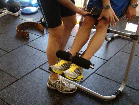 Los abdominales también se pueden entrenar con un compañero