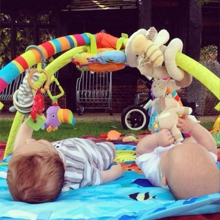 Elsa Pataky nos vuelve a enseñar a sus bebés