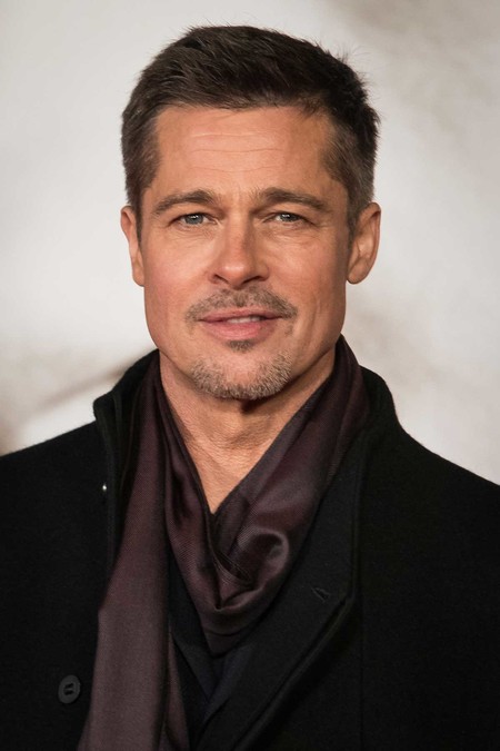 De oscuro y con fular, así es el recurrente look de Brad Pitt para presentar 'Aliados'