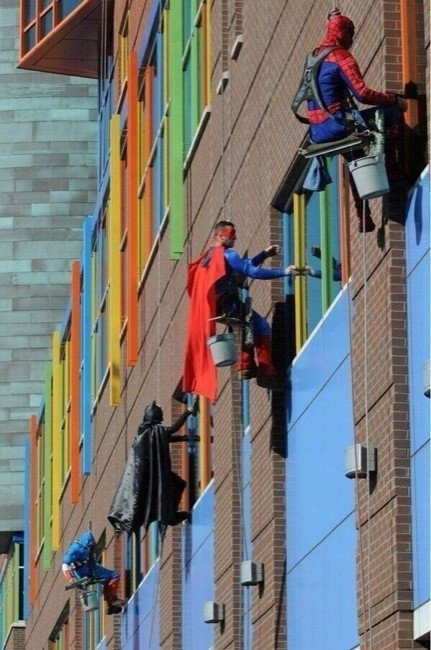 Los superhéroes que limpian los cristales en el Hospital infantil