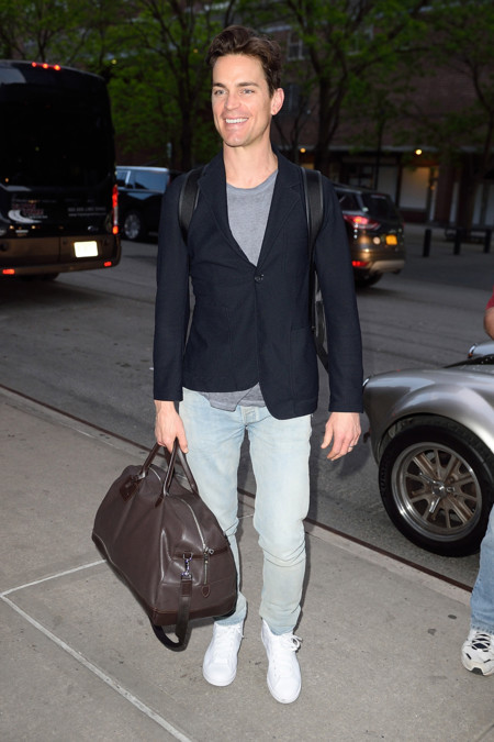 Desde que los de Longchamp le regalaron la bolsa de mano Le Foulonné Matt  Bomer ya no tiene que usar las de papel