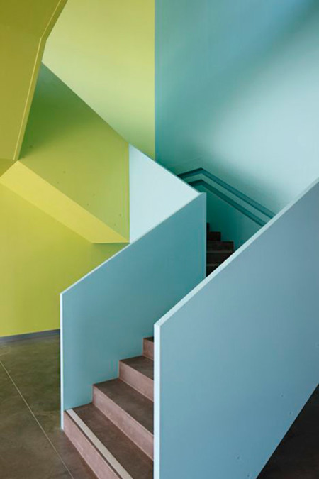 21 ideas para darle color y estilo a las escaleras de tu casa