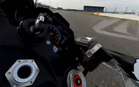 ¡Brutal! Troy Corser doma los 212 CV de la endemoniada BMW M 1000 RR y la pone al límite en circuito