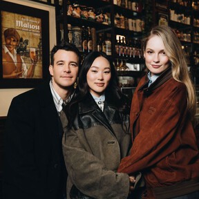 Los Bridgerton llegan a Madrid y cambian el té con pastas por el tapeo con cañas en esta mítica taberna castiza 