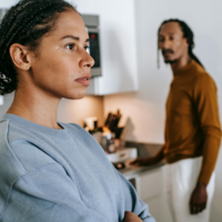 Muchas mujeres heterosexuales dicen estar hartas de los hombres. Hay una teoría que lo explica: "heterofatalismo"