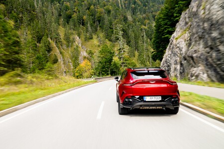 Aston Martin DBX707 en marcha trasera