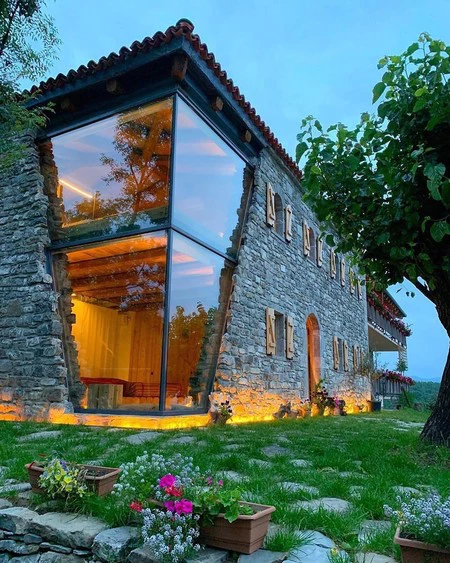 Mrizi i Zanave: el éxito del agroturismo al que te puedes apuntar estas vacaciones mientras admiras su decoración