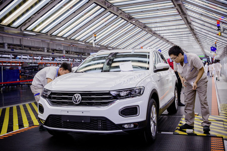 Las ventas de coches en China, el mayor mercado del automóvil, en caída libre por el coronavirus de Wuhan