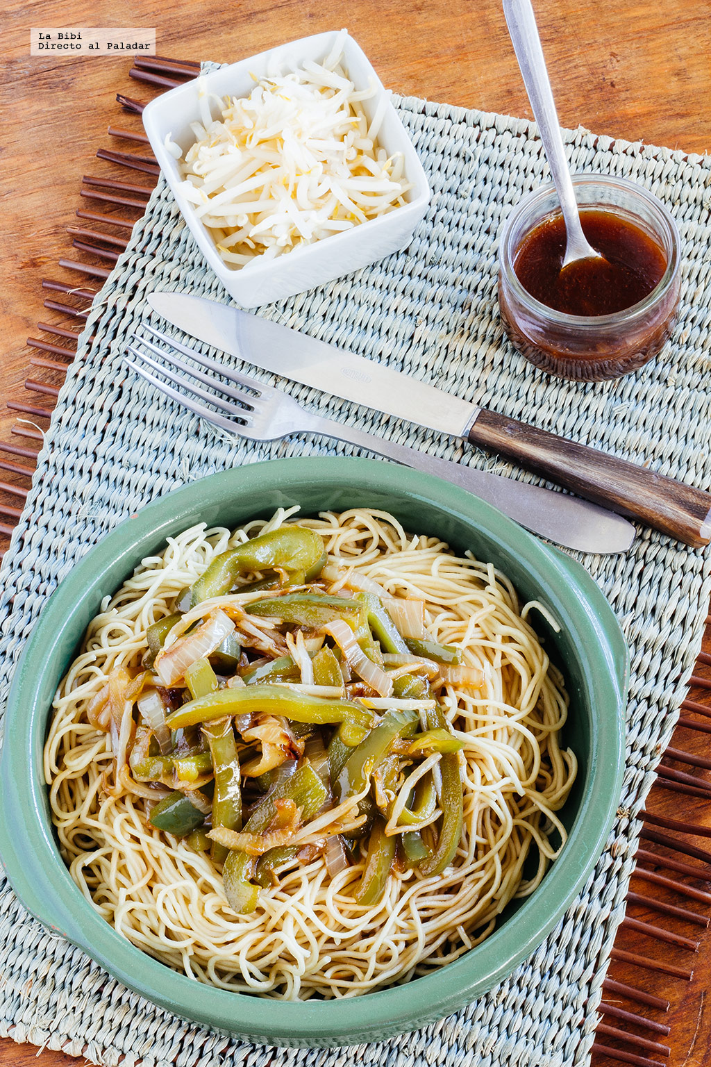 Noodles con verduras en salsa agridulce. Receta vegetariana