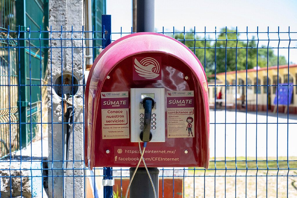 En plena era del internet, la CFE trae de regreso las cabinas telefónicas a México, pero con una gran diferencia