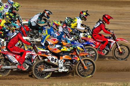 Jeffrey Herlings y Thomas Kjer Olsen surfean la complicada arena letona y logran sus primeras victorias