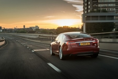 Elon Musk tuitea sobre un próximo aumento de la autonomía del Tesla Model S