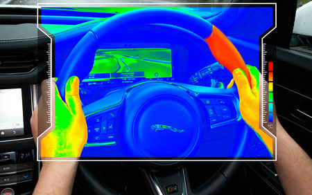 El volante sensorial de Jaguar Land Rover, que se enfría o se calienta para indicarnos hacia donde girar