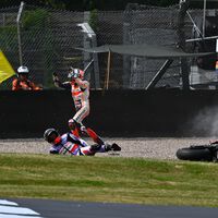 Terror en MotoGP. Espeluznante accidente de Marc Márquez contra Johann Zarco tras hacerle una peineta a su Honda