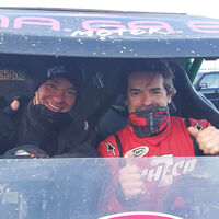 Carlos Checa prepara su posible debut en el Dakar con los coches subiendo al podio de la Baja Italia