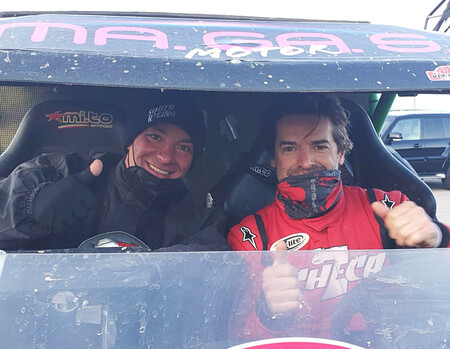 Carlos Checa prepara su posible debut en el Dakar con los coches subiendo al podio de la Baja Italia