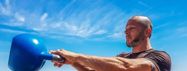 Ganar fuerza no es lo mismo que ganar músculo: cómo entrenar con pesas según lo que quieras potenciar 