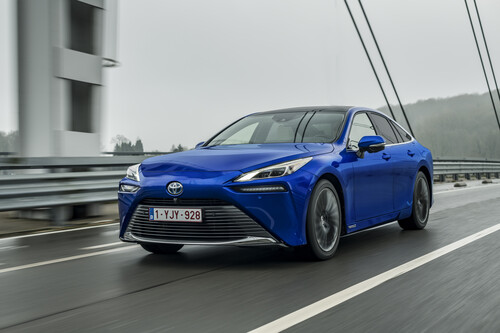 Probamos el nuevo Toyota Mirai: con 650 km de autonomía y silencio absoluto, así es conducir sobre tres tanques de hidrógeno