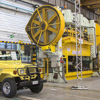 Toyota lleva 90 años usando una megaprensa de 700 toneladas para fabricar coches. Es tan buena que la va a mover medio planeta para seguirla usando