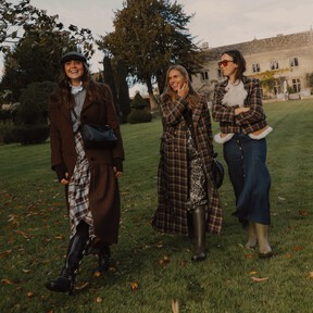 Ralph Lauren firma el bolso marrón chocolate que las mujeres de +40 más estilosas llevarán este otoño 