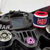 Llevar muñequera en moto se ha puesto de moda, y no es postureo. Evita lesiones y las usan hasta en MotoGP 