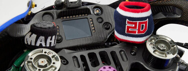 Llevar muñequera en moto se ha puesto de moda, y no es postureo. Evita lesiones y las usan hasta en MotoGP 