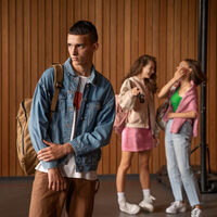 "Los 18 son los nuevos 15": los adolescentes de hoy están más solos que nunca y menos preparados para la vida adulta 