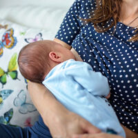 Beber leche de vaca durante la lactancia podría reducir el riesgo de que el bebé tenga alergias alimentarias