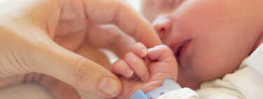 ¿Puedo tocar al bebé? La pregunta que siempre debes hacer antes de acercarte a un recién nacido 