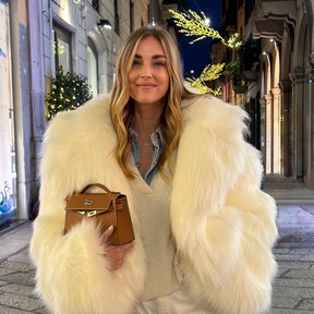 Mitad pelo, mitad efecto piel: el abrigo reversible de Cortefiel que eleva cualquier look de invierno y ahora está rebajado 