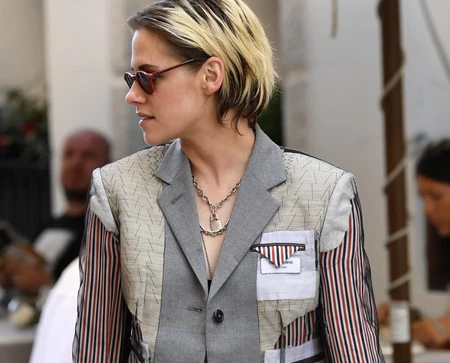 Blazer sin nada debajo, así se apunta Kristen Stewart a la tendencia más viral de la temporada