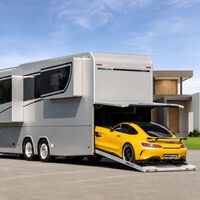 Así viven la vida camper los multimillonarios: con una autocaravana de 12 metros y garaje donde cabe un Mercedes AMG