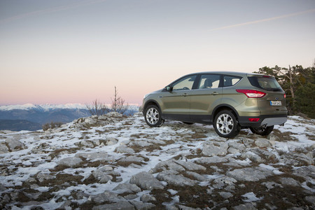 Ford Kuga 2013 lateral y de lejos