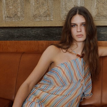 Mango liquida el vestido de volantes ideal para solucionar las noches de verano con sandalias planas