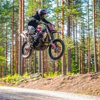 La demencial Suzuki GSX-R1000 de motocross vuelve volando ¡con un salto de 50 metros!
