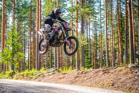 La demencial Suzuki GSX-R1000 de motocross vuelve volando ¡con un salto de 50 metros!
