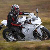 La Ducati SuperSport se renueva estéticamente a lo Panigale para mantenerse como una sport-turismo de 110 CV