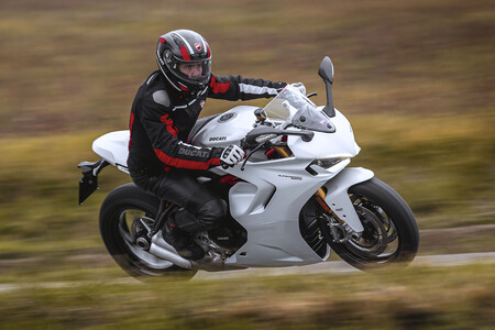 La Ducati SuperSport se renueva estéticamente a lo Panigale para mantenerse como una sport-turismo de 110 CV