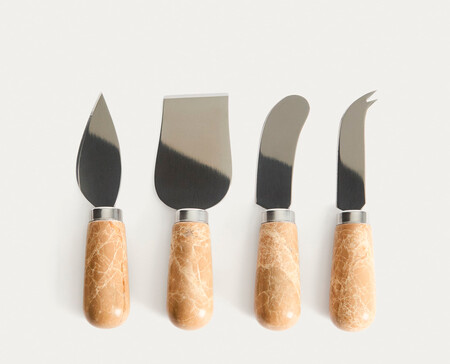 Set Adoma De 4 Cuchillos Para Queso De Marmol Beige Y Acero Inoxidable