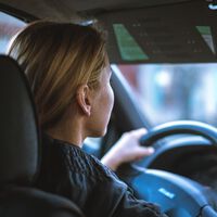 Consejos para ahorrar gasolina con una conducción más eficiente: desde el uso de las ventanillas hasta la presión de las ruedas