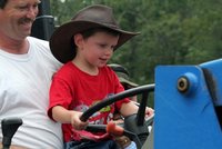 ¿Detenidos por conducir con bigote negro o con sombrero?