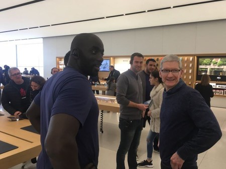 Tim Cook aparece en dos Apple Store francesas para sorpresa de sus visitantes