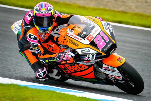Alonso López arrasa y Augusto Fernández hace una pifia de campeonato en la carrera de la vergüenza