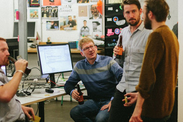 Es viernes, que me traigan una cerveza al trabajo 