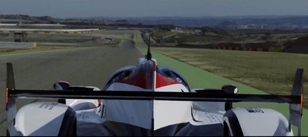 Si querías saber cómo lo hace Fernando Alonso a los mandos del Toyota, ya puedes. ¡Tenemos vídeo!