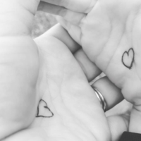 El botón de los abrazos: el truco de una madre para ayudar a su hijo a lidiar con la ansiedad de separación en la vuelta al cole