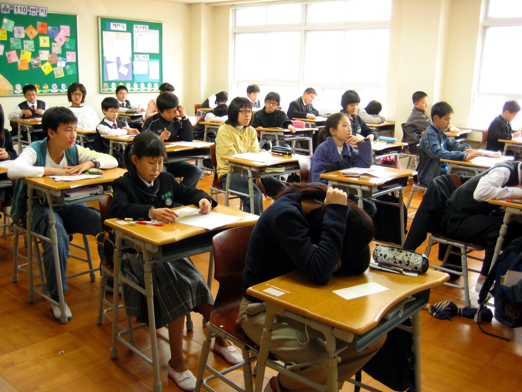 Corea del Sur ha tomado una decisión histórica: el móvil está bien para los adultos, pero en las escuelas estará prohibido 