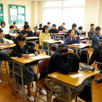 Corea del Sur ha tomado una decisión histórica: el móvil está bien para los adultos, pero en las escuelas estará prohibido 