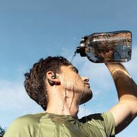 Estos auriculares Bluetooth son ideales si los tuyos se te caen todo el rato al salir a correr. Y no llegan ni a 37 euros 