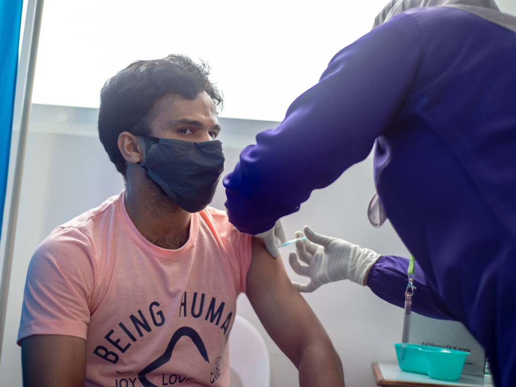 Una IA diseñó una vacuna para variantes de coronavirus que aún no existen: acaba de superar su primera prueba en humanos 